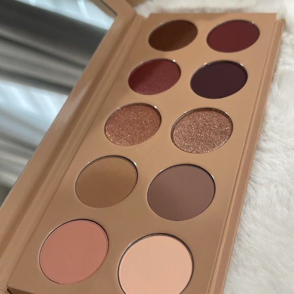 Classic Eyeshadow Palette- KKW Beauty
Kim Kardashian 🤎 - Picture 5 of 7